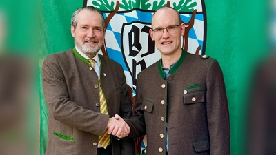 Frank Zeitler (links) gratuliert dem neuen Vorsitzenden Dr. Ulrich Heigl.  (Bild: Marina Baier)