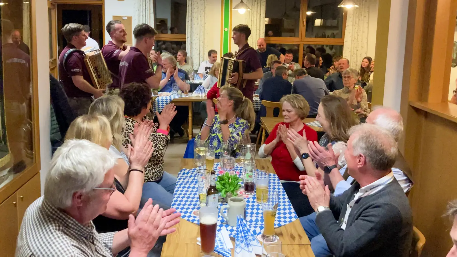 Ein volles Schützenheim der Berg- und Böllerschützen bei toller Musik in sichtlich guter Laune! (Bild: Michael Götz)