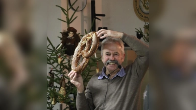 Ehrenmitglied Richard Drick ist ein alter Hase beim Versteigern und weiß, auf was die Leute schauen. (Bild: Michael Rabenhofer)