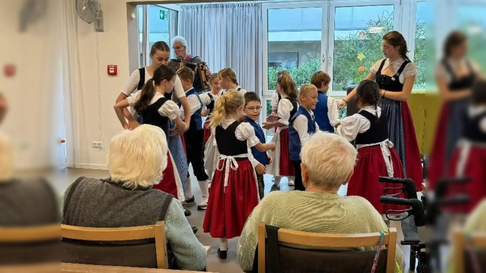 Gern gesehene Gäste, die Nachwuchstrachtler des Heimat- und Trachtenvereins Hirschau verbreiten immer gute Laune mit ihren Liedern und Tänzen. (Bild: Martina Dolles)