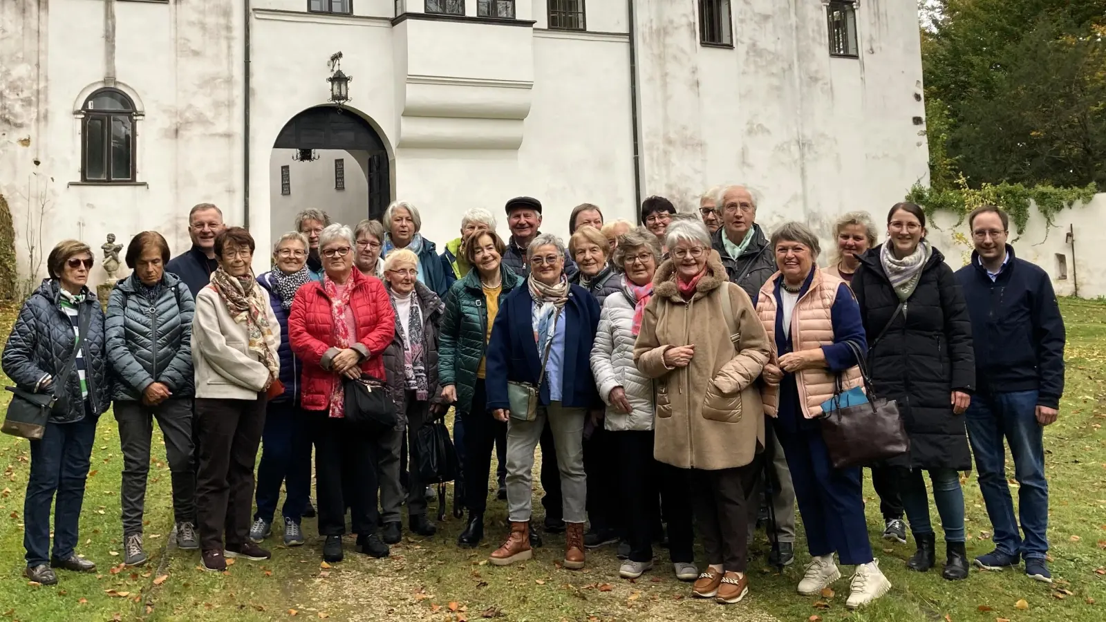 Die Teilnehmerinnen des Frauenbundes St. Georg-St. Martin vor Schloss Neidstein <br>mit Stadtpfarrer Markus Brunner (3. von links) und Kaplan Johannes Spindler (rechts) (Bild: Maria Paulus)