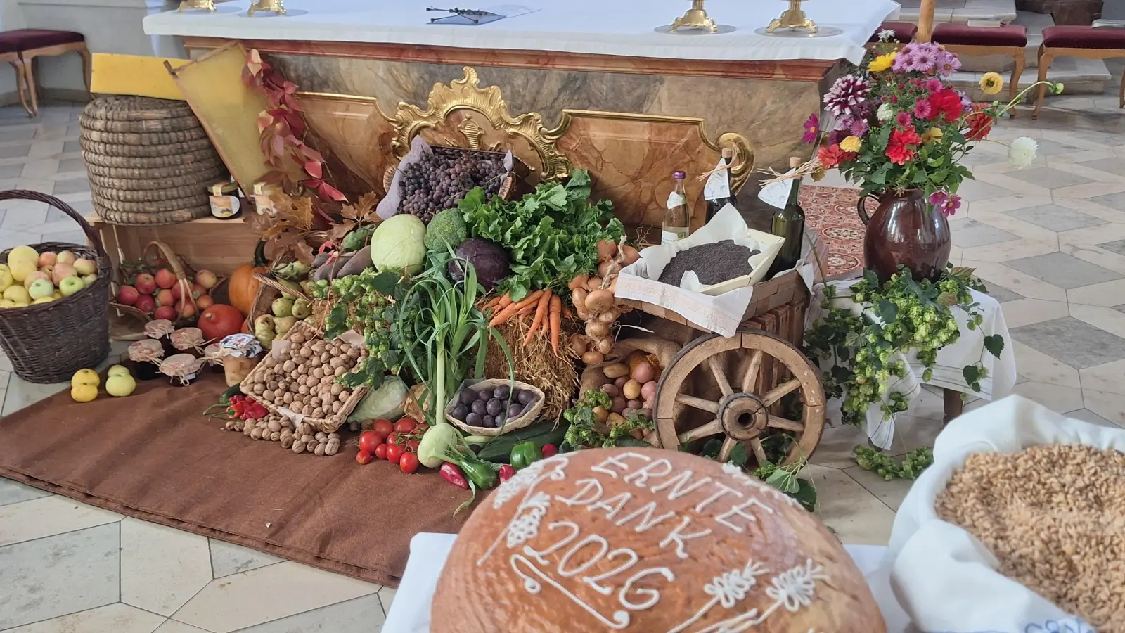 Erntedankaltar in der St. Vitus Kirche (Bild: Anita Hartmann)