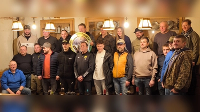 Freundschaftlisch zum Scjießwettkampf trafen sich die Mitglieder der Feuschützengesellschaft und der Spielvereinigung. (Bild: Bernhard Lang)