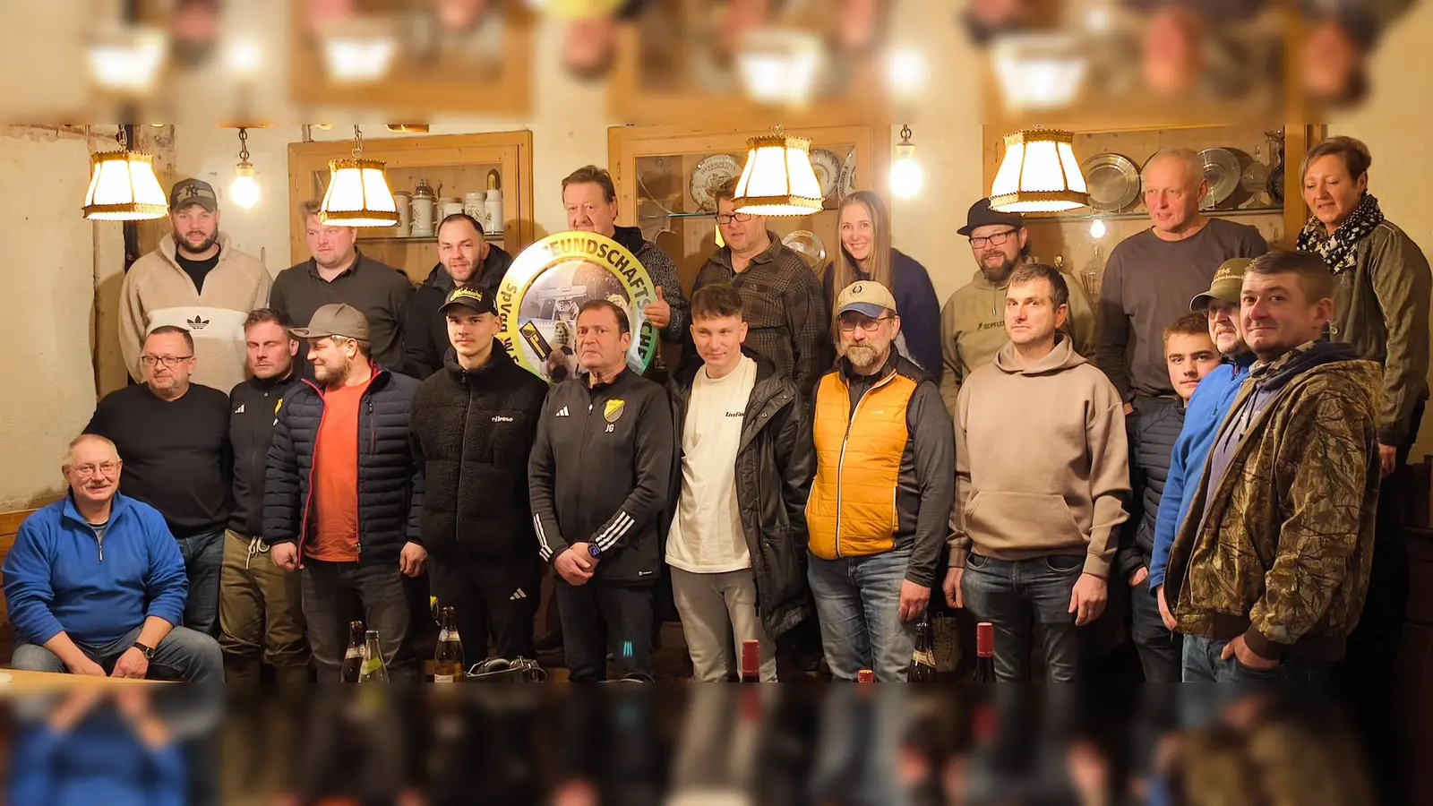 Freundschaftlisch zum Scjießwettkampf trafen sich die Mitglieder der Feuschützengesellschaft und der Spielvereinigung. (Bild: Bernhard Lang)