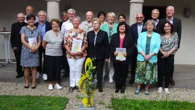 Unser Bild zeigt die geehrten Vereinsmitglieder mit den Ehrengästen und 1. Vorsitzendem Karl Prell. Im Vordergrund der Notenschlüssel, das Präsent der Sing- und Musikschule. (Bild: Alfred Hammer)