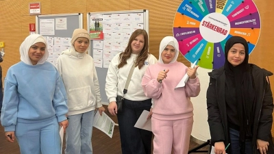 Die eigene Stärke erkennen: Schülerinnen am „Stärkerad“. (Bild: Johanna Seifert)