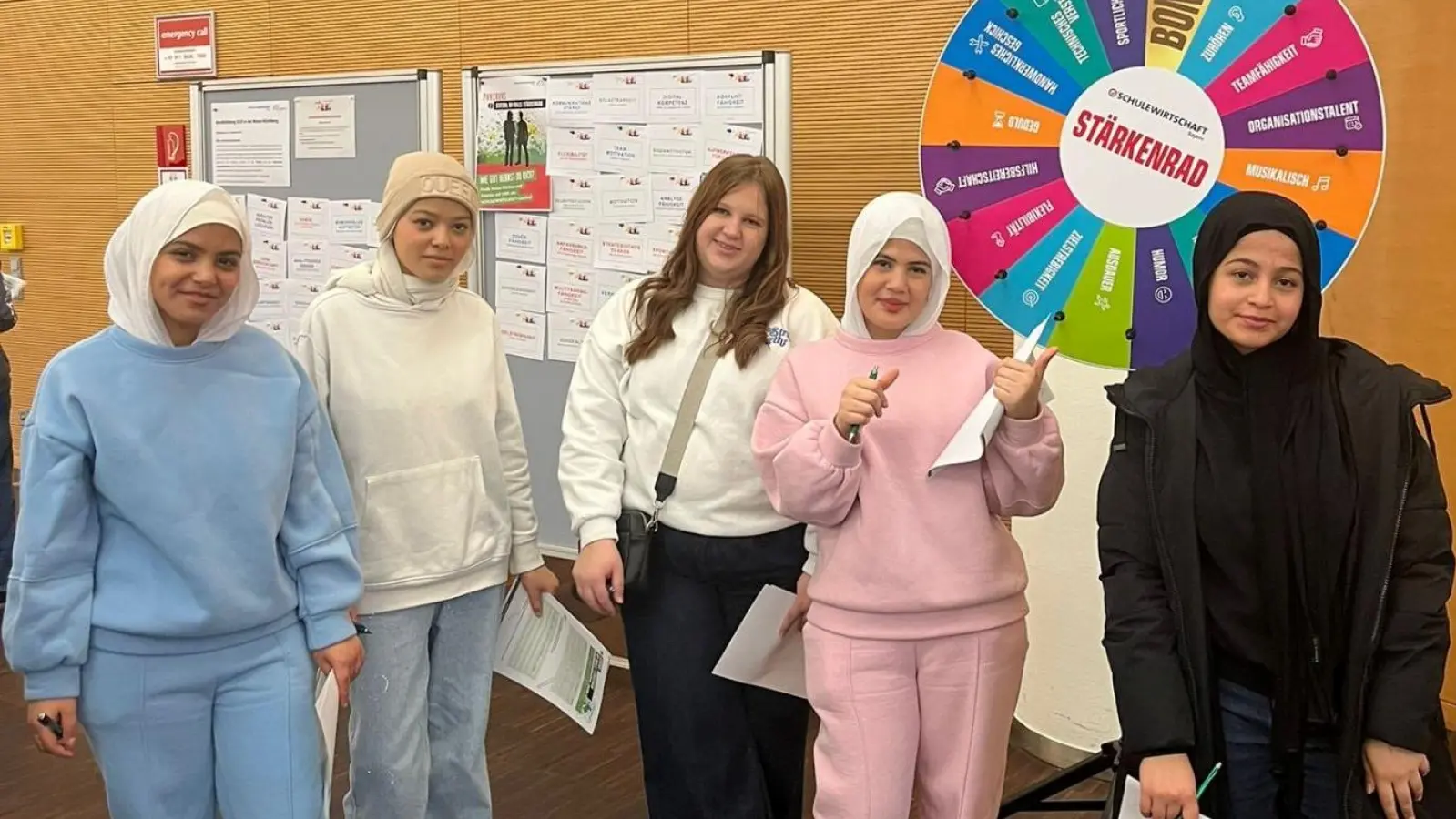 Die eigene Stärke erkennen: Schülerinnen am „Stärkerad“. (Bild: Johanna Seifert)