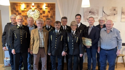 Von links nach rechts: Johann Schatz, Hans-Peter Weiß, Heinrich Wegerer, Winfried Schwarz, Alois Singer, Thomas Humbs, Alois Lehner, Agnes Lehner, Vorsitzender Wolfgang Lehner, Bürgermeister Michael Wilfahrt, Rudolf Lehner, Simon Gradl. (Bild: Wolfgang Lehner)