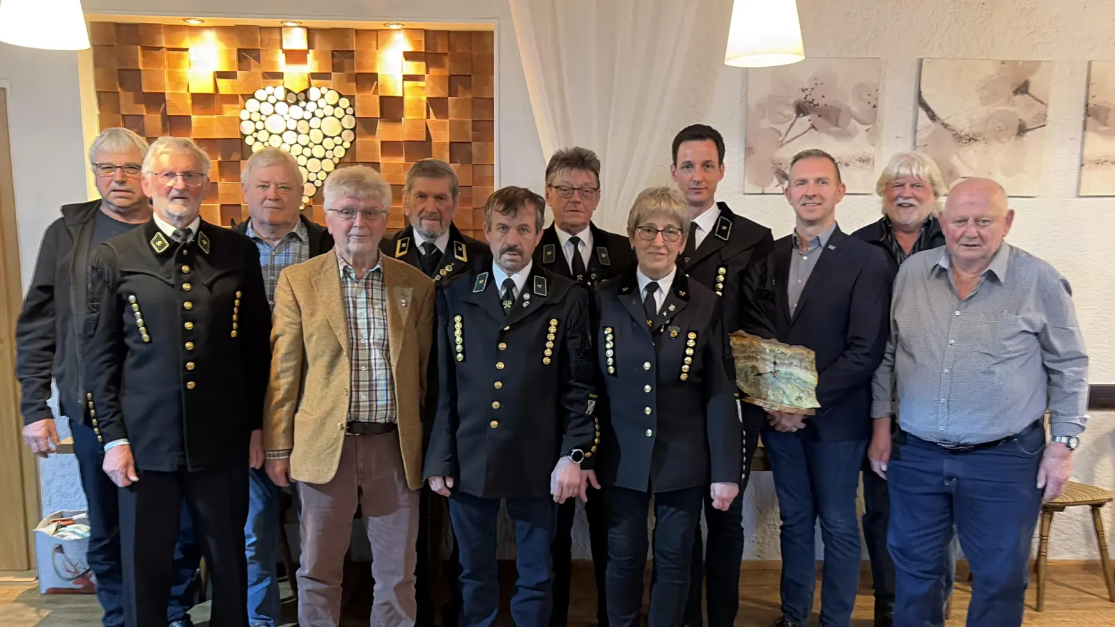 Von links nach rechts: Johann Schatz, Hans-Peter Weiß, Heinrich Wegerer, Winfried Schwarz, Alois Singer, Thomas Humbs, Alois Lehner, Agnes Lehner, Vorsitzender Wolfgang Lehner, Bürgermeister Michael Wilfahrt, Rudolf Lehner, Simon Gradl. (Bild: Wolfgang Lehner)