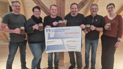 Mit auf dem Bild weitere Vertreter der beiden Vereine, links: Dietmar und Claudia Schwägerl sowie rechts: Wolfgang Giehl und Jasmin Kasecker. <br> (Bild: Uli Sangl)