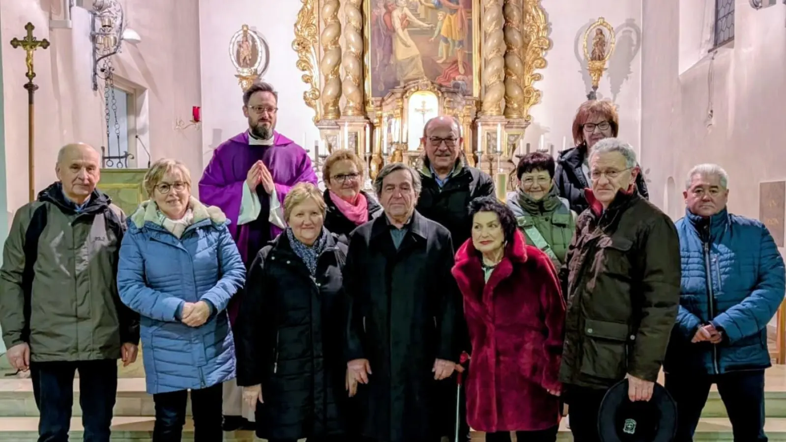 Die Ehejubilare mit Pfarrer Johannes Arweck und Pfarrgemeinderatsvorsitzenden Manuela Popp (Bild: Theresa Popp)