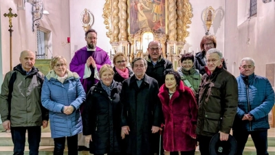 Die Ehejubilare mit Pfarrer Johannes Arweck und Pfarrgemeinderatsvorsitzenden Manuela Popp (Bild: Theresa Popp)
