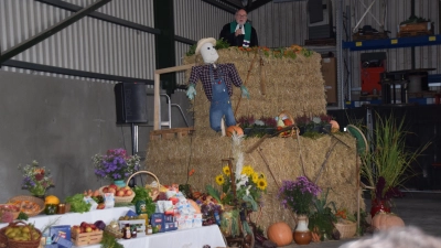 Pfarrer Matthias Ahnert predigte auf der Strohkanzel am Erntedankfest in der Maschinenhalle in Wegscheid (Bild: Heidi Kurz)