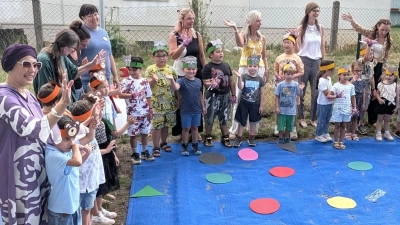 Mit farbenfrohen Stirnbändern präsentierten sich die Kinder der SVE. (Bild: Susanne Gründl)