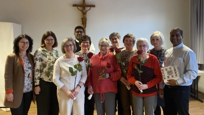 Die Vereinsvorsitzenden Birgit Erndt und Sonja Sczech mit den Jubilarinnen Maria Völkl, Annemarie Solfrank, Christel Herling, Monika Kürner, Anita Erndt, Christa Schell und Eva Moser (vorne, v.l.) zusammen mit Pfarrer John Subash Vincent (rechts) und Pfarrvikar Dr. John Palathinkal (hinten) (Bild: Birgit Erndt)