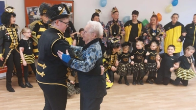 Basti I. und Erna I. tanzen bei der Faschingsfeier des Malteser-Hilfsdienstes den Prinzenwalzer.<br><br><br> (Bild: Kurt Aßmann/exb)