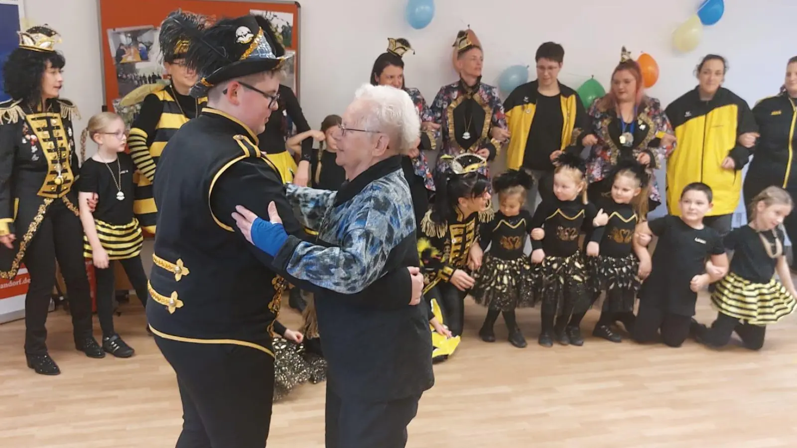 Basti I. und Erna I. tanzen bei der Faschingsfeier des Malteser-Hilfsdienstes den Prinzenwalzer.<br><br><br> (Bild: Kurt Aßmann/exb)