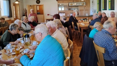 Das gut besuchte Sportheim bei der Seniorenkirwa.  (Bild: Christa Böhm)