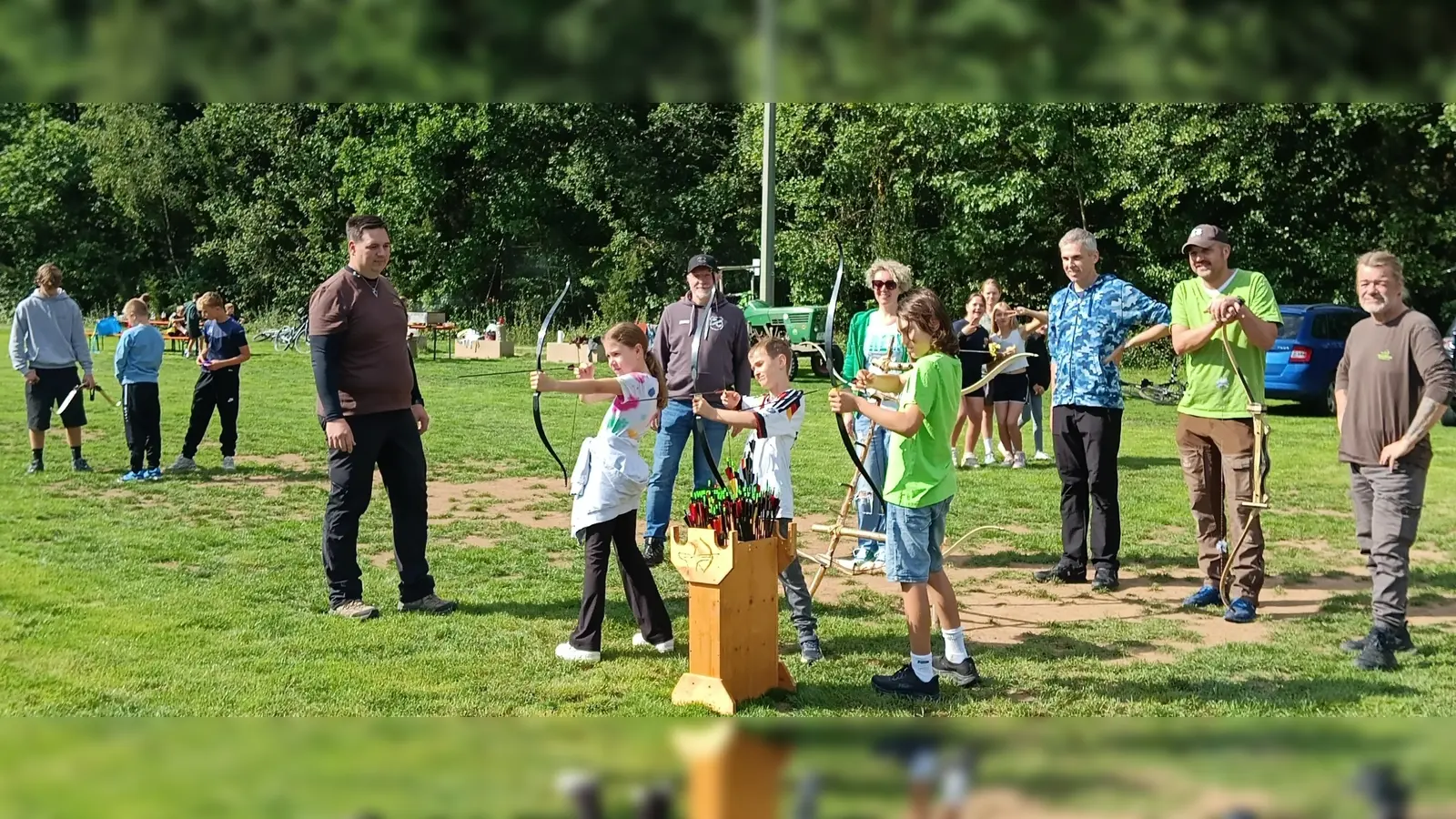 Großen Spaß hatten die Mädchen und Buben bei der ersten Kinderferienaktion der Irchenriether Bürgerliste. Beim Bogenschießen wuchs die Begeisterung für diesen Sport von Schuss zu Schuss. (Bild: Albert Gruber)