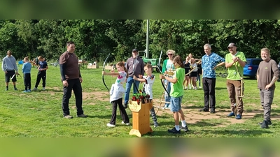 Großen Spaß hatten die Mädchen und Buben bei der ersten Kinderferienaktion der Irchenriether Bürgerliste. Beim Bogenschießen wuchs die Begeisterung für diesen Sport von Schuss zu Schuss. (Bild: Albert Gruber)