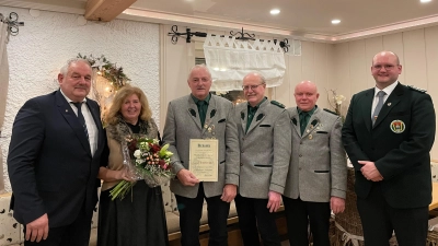 Von links: Bürgermeister Johann Burger, Gertraud und Ludwig Ernstberger, Erich Völkl, 1. Vorstand Helmut Kiperl und 1. Gauschützenmeister Florina Greil  (Bild: Sarah Haberkorn)