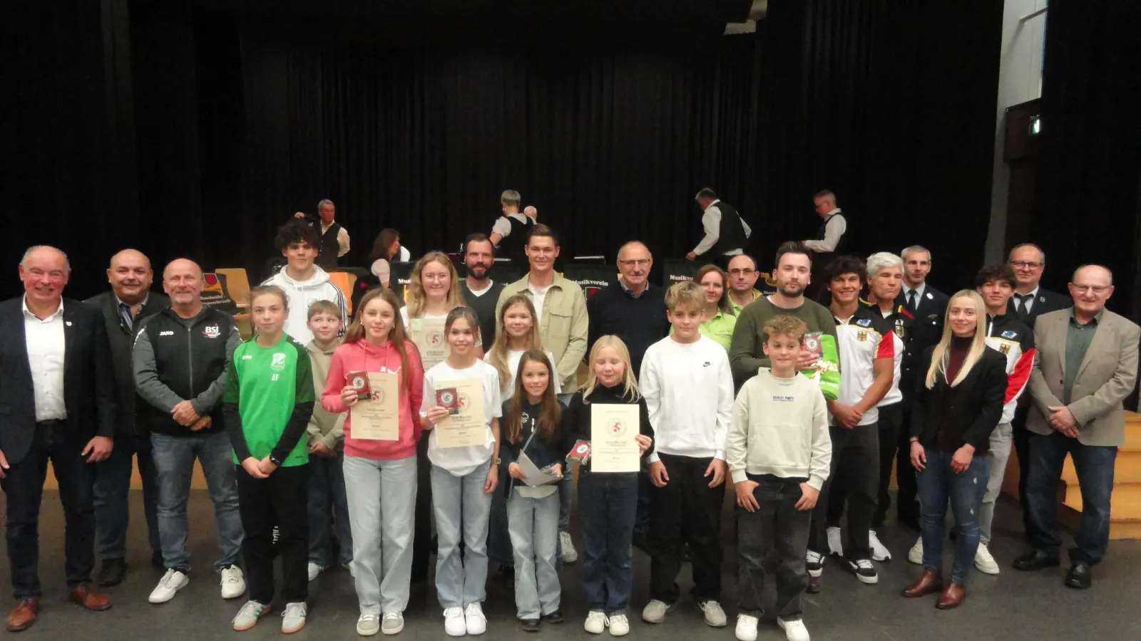 Den geehrten langjährigen Vereinsfunktionären und erfolgreichen Sportlerinnen und Sportler gratulierte Bürgermeister Roland Strehl (li) gemeinsam mit seinen Stellvertretern Hubert Blödt und Elisabeth Gruber (1. und 4. v.re.) (Bild: Peter Schuller)