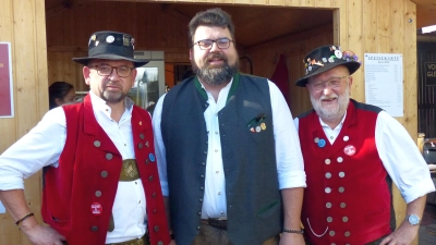Während des Stadtempfangs auf der Rosenberger Kirwa wurde Kirwamatador Andreas „Hobbo” Royer (l.) von Bürgermeister Stefan Frank und Rosenbergs Kirwa-Mitbegründer Sepp Lösch (r.) geehrt und für seine Dienste als jahrzehntelanger Vorsitzender des Festausschusses gewürdigt. (Bild: Heidi Franitza)