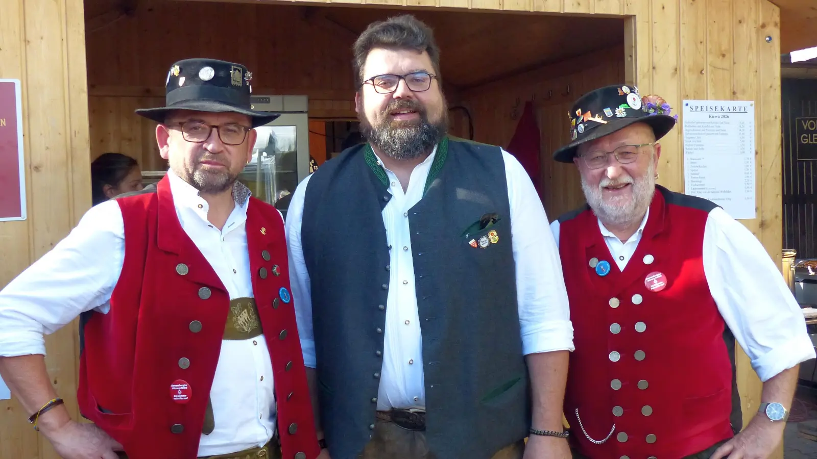 Während des Stadtempfangs auf der Rosenberger Kirwa wurde Kirwamatador Andreas „Hobbo” Royer (l.) von Bürgermeister Stefan Frank und Rosenbergs Kirwa-Mitbegründer Sepp Lösch (r.) geehrt und für seine Dienste als jahrzehntelanger Vorsitzender des Festausschusses gewürdigt. (Bild: Heidi Franitza)