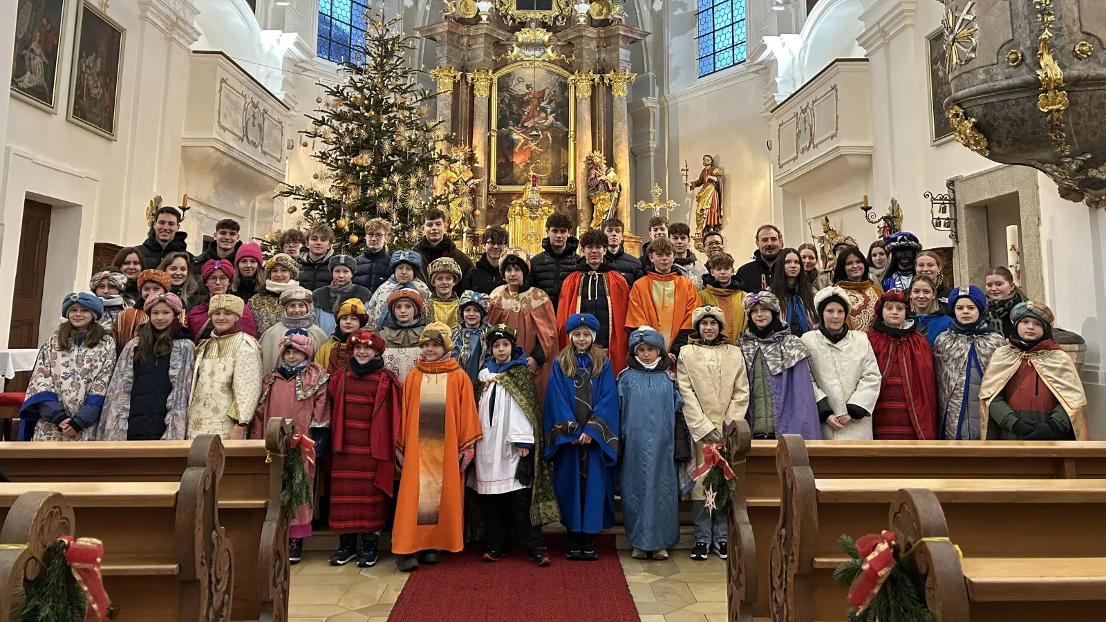 Pfarrvikar Kishimbe sendet die Sternsinger um 8 Uhr aus. (Bild: Alexander Schmid)