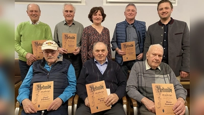 Für 50 Jahre Treue zum Verein wurden geehrt: obere Reihe von links nach rechts: Josef Lang, Reinhard Schwab und Christian Stöckl. Untere Reihe von links nach rechts: Josef Filchner, Herbert Wolf und Gründungsmitglied Hans Sommer. Bürgermeister Ernst Lenk (oben rechts) gratulierte für die Gemeinde. (Bild: Walther Piehler)