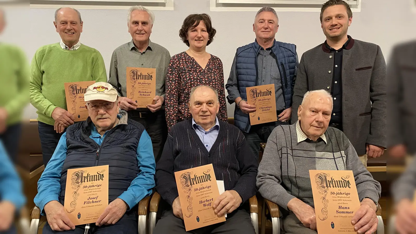 Für 50 Jahre Treue zum Verein wurden geehrt: obere Reihe von links nach rechts: Josef Lang, Reinhard Schwab und Christian Stöckl. Untere Reihe von links nach rechts: Josef Filchner, Herbert Wolf und Gründungsmitglied Hans Sommer. Bürgermeister Ernst Lenk (oben rechts) gratulierte für die Gemeinde. (Bild: Walther Piehler)