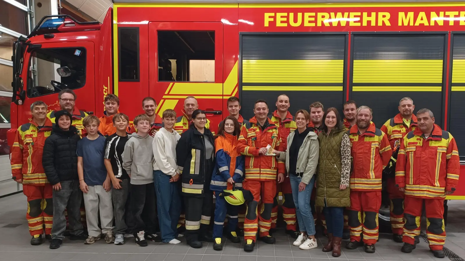 Christine Horch und Melanie Grasser bei der Spendenübergabe an die freiwillige Feuerwehr Mantel. (Bild: Melanie Grasser)