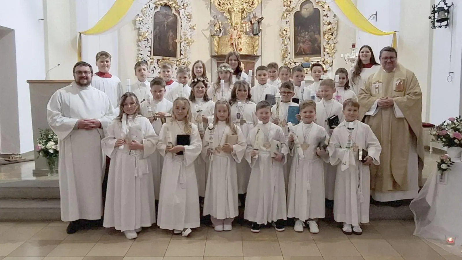 Abschließend stellte sich Pfarrer Klösel und Gemeindereferent Eckert mit den Ministranten/innen und den Kommunionkinder einem Erinnerungsfoto. (Bild: Karl Ziegler)
