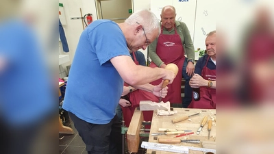 Holzbildhauermeister Tobias Haseidl bei der Vorführung. (Bild: Gerhard Müller)