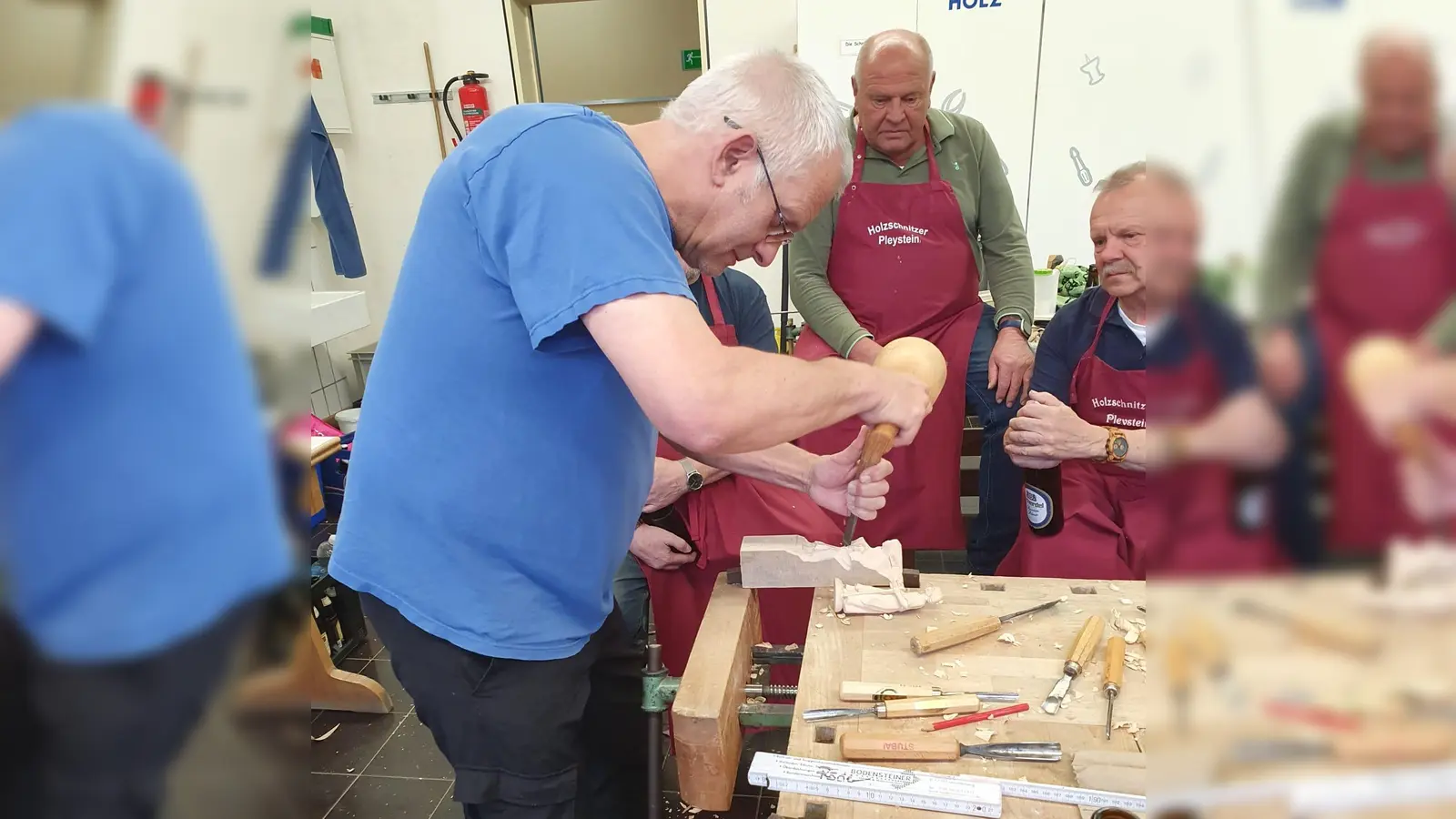 Holzbildhauermeister Tobias Haseidl bei der Vorführung. (Bild: Gerhard Müller)