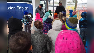 Erstklässler trainieren das Busfahren (Bild: Sabine Graser)