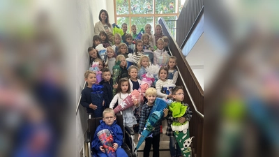 Die Schulkindern der Kombiklasse 1/2 der Seyfried-Schweppermann-Grundschule in Kastl mit ihrer Klassenlehrerin Rektorin Ulrike Hampel-Sperlich (Bild: Marion Fruth)