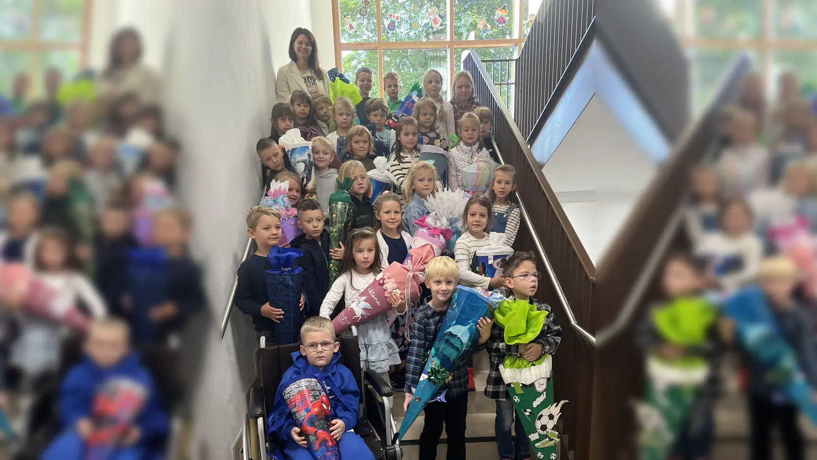 Die Schulkindern der Kombiklasse 1/2 der Seyfried-Schweppermann-Grundschule in Kastl mit ihrer Klassenlehrerin Rektorin Ulrike Hampel-Sperlich (Bild: Marion Fruth)