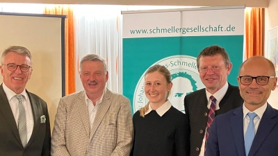 Die Schmeller-Gesellschaft geht mit Elan an neue Aufgaben. Von links Zweiter Vorsitzender Bürgermeister Franz Stahl, Referent Wolfgang Killermann, Schatzmeisterin Tatjana Till, Vorsitzender Christian Ferstl und stellvertretender Landrat Dr. Alfred Scheidler. (Bild: Schmeller-Gesellschaft/exb)