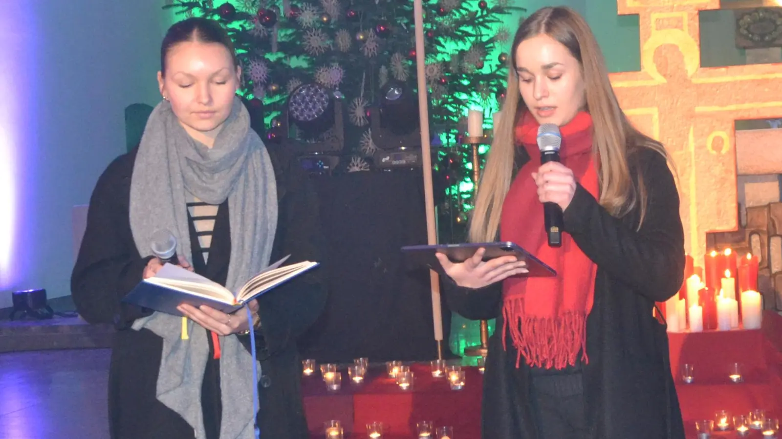 In dem Zwiegespräch von Leona Kappl und Paula Schießl (von links) ging es um den Frieden.  (Bild: Peter Garreiss)