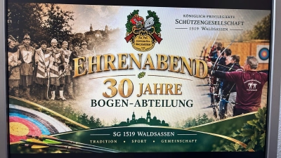 Mit dieser Collage auf den beiden Leinwänden im Schützenheim wurden die Teilnehmer zum Ehrenabend und zur Chronik „über 30 Jahre Bogen-Abteilung” begrüßt (Bild: Georg Hoffmann)
