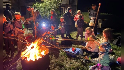 Nach erlebnissreicher Nachtwanderung braten die Nachtschwärmer des OGV ihre Steckerlwurst am Lagerfeuer. (Bild: Caroline Schreiner)