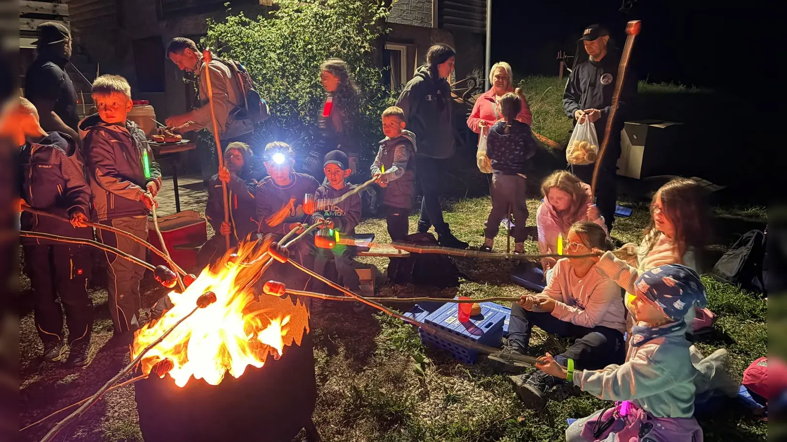 Nach erlebnissreicher Nachtwanderung braten die Nachtschwärmer des OGV ihre Steckerlwurst am Lagerfeuer. (Bild: Caroline Schreiner)