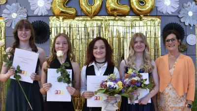 Die vier Klassenbesten mit Schulleiterin Susanne Genser (Bild: Monika Blendl)