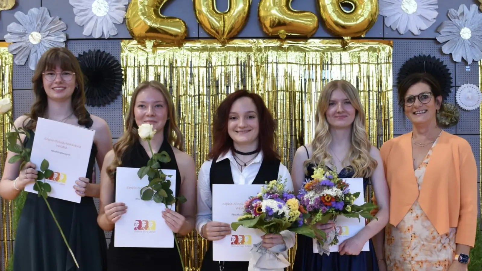 Die vier Klassenbesten mit Schulleiterin Susanne Genser (Bild: Monika Blendl)