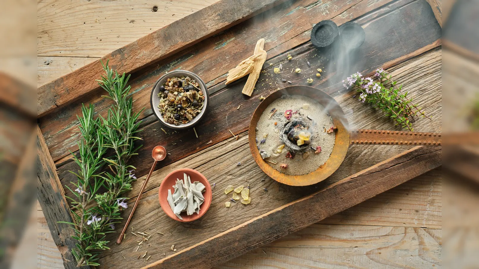 Getrocknete Kräuter, Blüten, Hölzer und Harze zum Räuchern, Räuchergefäß mit Räucherkohle (Bild: Adobe)