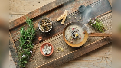 Getrocknete Kräuter, Blüten, Hölzer und Harze zum Räuchern, Räuchergefäß mit Räucherkohle (Bild: Adobe)