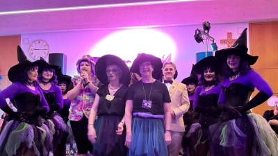 Faschingsorden für Karola Beer und Christiane Zimmer. (Bild: Sieglinde Norgauer)