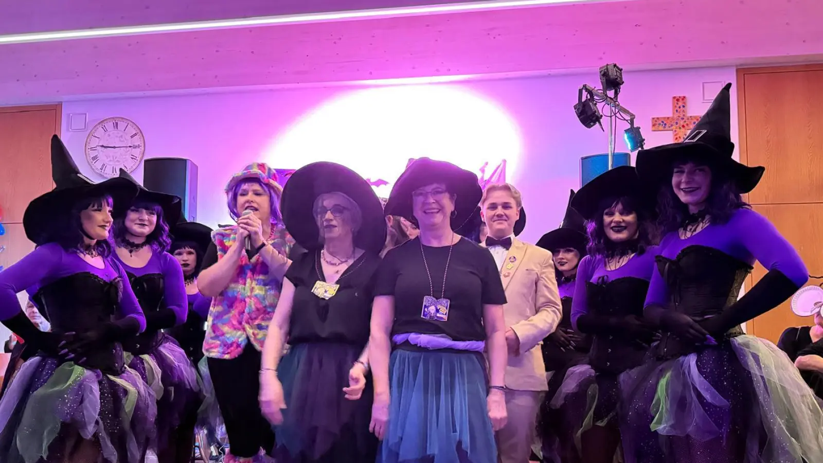 Faschingsorden für Karola Beer und Christiane Zimmer. (Bild: Sieglinde Norgauer)