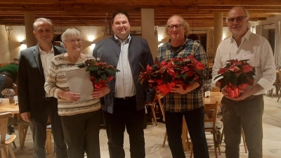 Kreisvorsitzender Christian Beyer (dritter von links) und Bürgermeister Hermann Böhm (links) zeichneten Ursula Rähr Dr. Armin Rüger (zweiter von rechts, in Vertretung von Alisa, Daniel und Elfriede Rüger) und AWO-Vorsitzenden Karl-Heinz König (rechts) für langjährige AWO- Zugehörigkeit aus.<br> (Bild: Waltraud Lobenhofer)